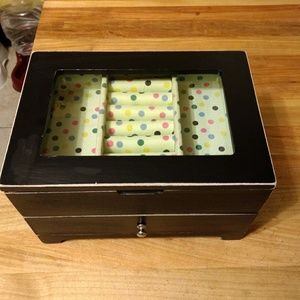 Jewelery box with free ring